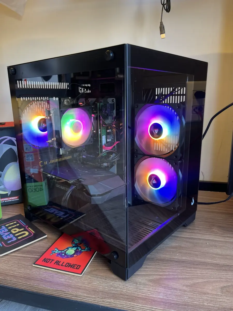 Computador preto com lateral de vidro e RGB