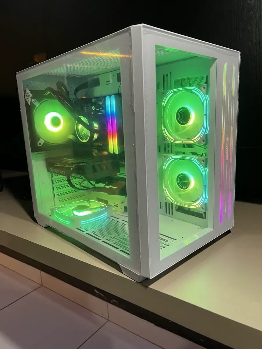 Computador branco com iluminação verde