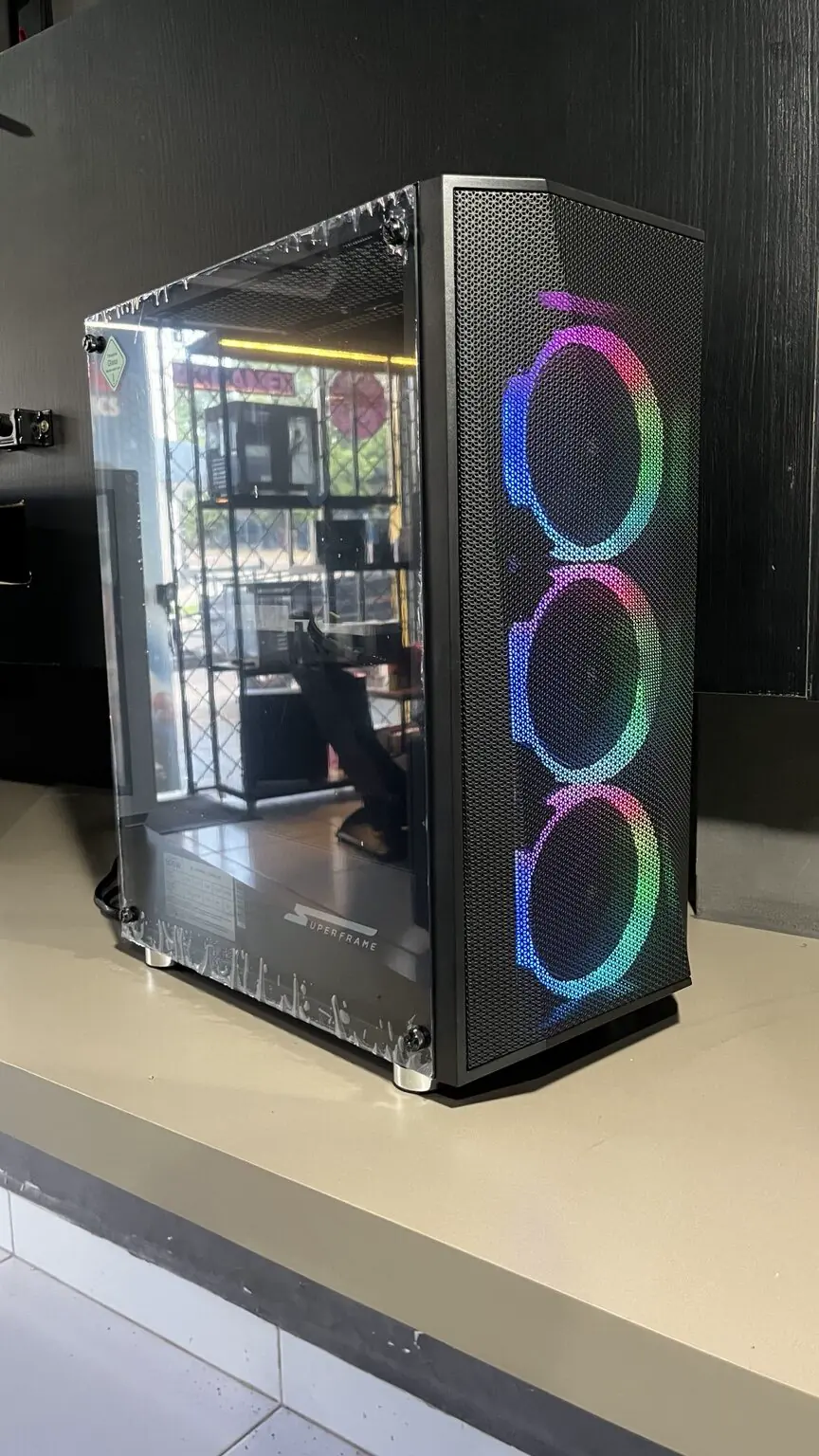 Computador preto com três ventoinhas RGB