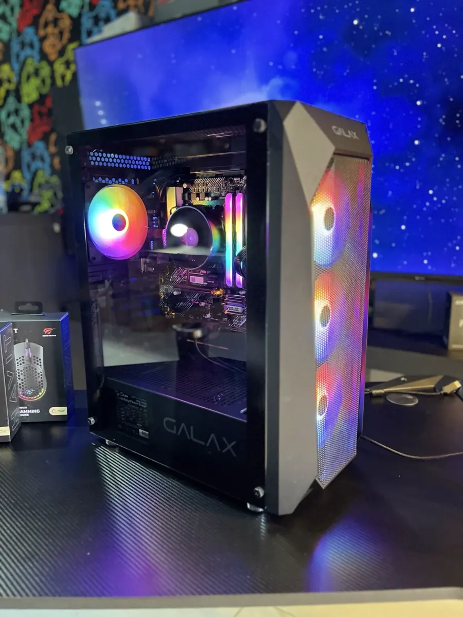 Computador branco e preto com iluminação RGB