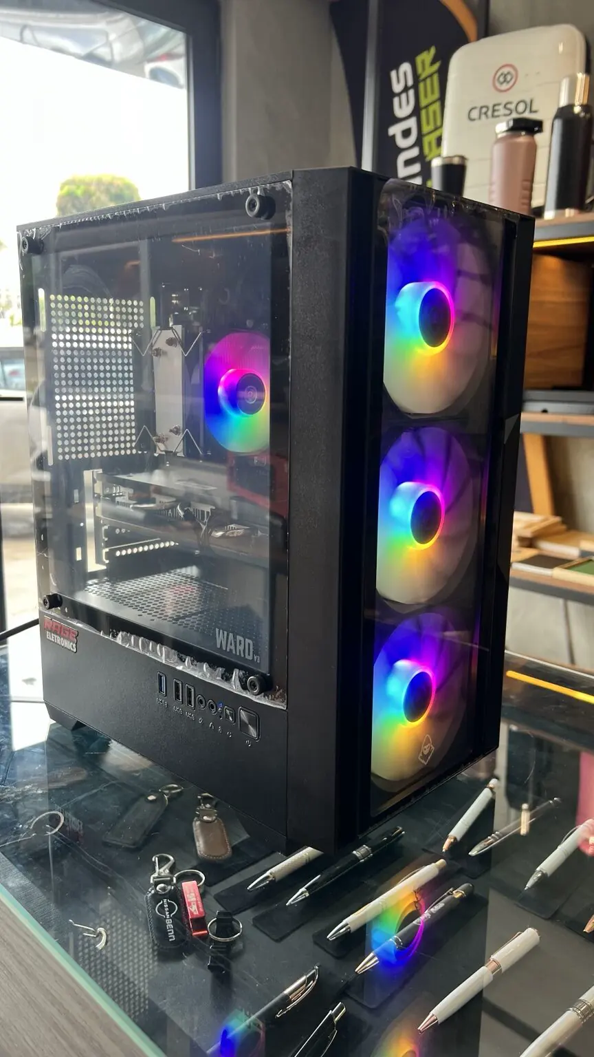 Computador gamer preto montado na loja