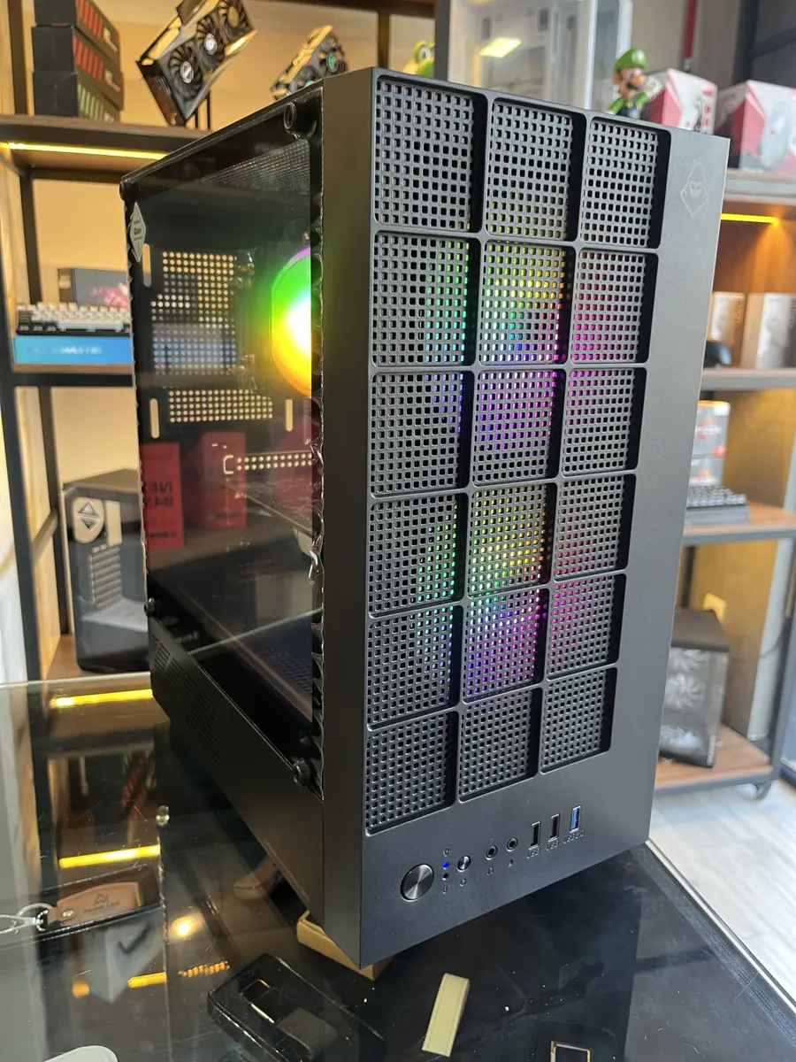 Computador preto com frente ventilada e RGB